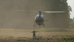Der Hubschrauber des BMI unterstützte die herausfordernden Löscharbeiten. 