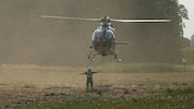 Der Hubschrauber des BMI unterstützte die herausfordernden Löscharbeiten. 