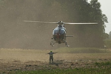 Der Hubschrauber des BMI unterstützte die herausfordernden Löscharbeiten. 