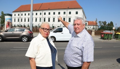 Anrainerin Doris Hodics mit Gemeinderat und Ex-Bezirksvorsteher Paul Stadler (FPÖ) vor dem ...