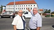 Anrainerin Doris Hodics mit Gemeinderat und Ex-Bezirksvorsteher Paul Stadler (FPÖ) vor dem ...