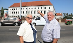 Anrainerin Doris Hodics mit Gemeinderat und Ex-Bezirksvorsteher Paul Stadler (FPÖ) vor dem ...