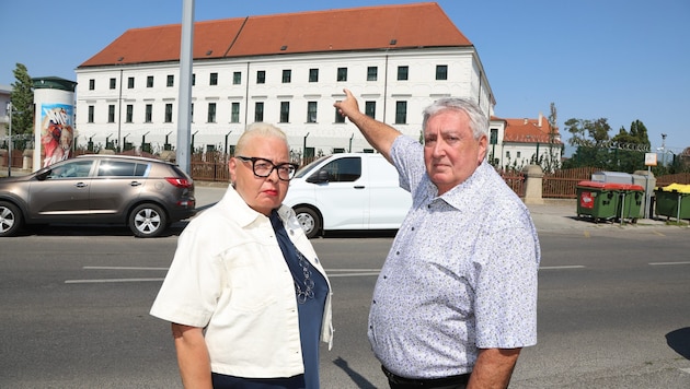 Resident Doris Hodics with City Council member and former district chairman Paul Stadler (FPÖ) ...