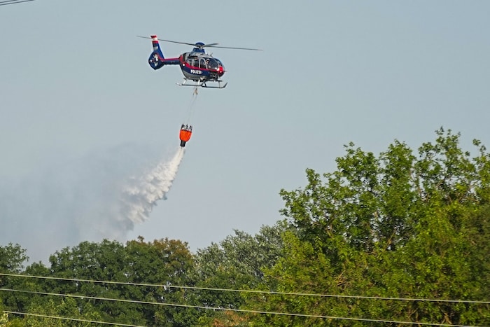 Mit dem sogenannten „Bambi Bucket“ wurde das Wasser über die Brandstelle gebracht.