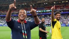Bubista (li.) zieht es in den Vereinsfußball.
