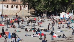 Zahlreiche Migranten schliefen bisher auf der Straße oder am Strand, weil sie keine Unterkunft ...