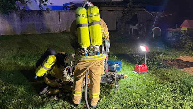 Die Feuerwehrleute entfernten die Akkus aus dem Bike aus.