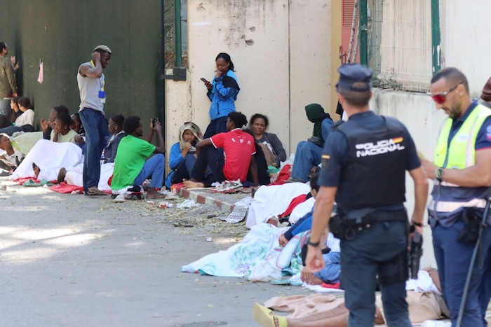 Soldaten und Polizei durchkämmen die Straßen Ceuta auf der Suche nach Kindern und Jugendlichen.