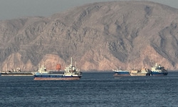 Frachtschiffe ankern vor der Küste Omans in der Straße von Hormuz. (Archivbild)