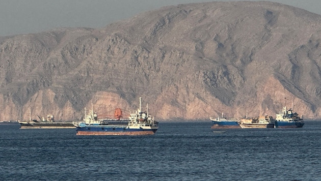 Frachtschiffe ankern vor der Küste Omans in der Straße von Hormuz. (Archivbild)