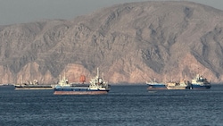 Frachtschiffe ankern vor der Küste Omans in der Straße von Hormuz. (Archivbild)