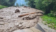 Bis zu zwei Meter hoch türmte sich das Geröll auf der Straße.