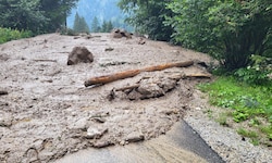 Bis zu zwei Meter hoch türmte sich das Geröll auf der Straße.