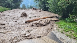 Bis zu zwei Meter hoch türmte sich das Geröll auf der Straße.