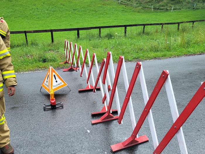 Wie lange die Straße noch gesperrt bleibt, stand vorerst nicht fest.