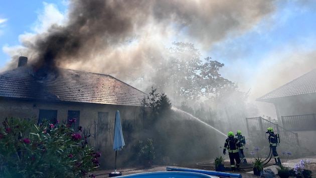 Von dem Großbrand waren drei Wohnhäuser betroffen.