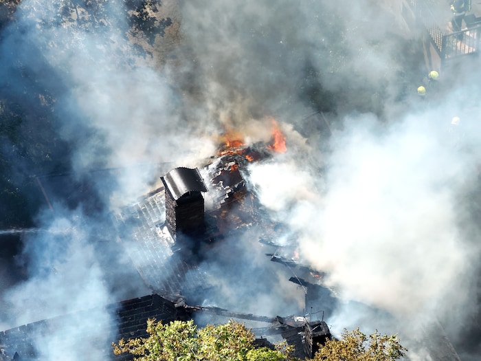 Die Flammen griffen rasch auf Naschbarhäuser über.