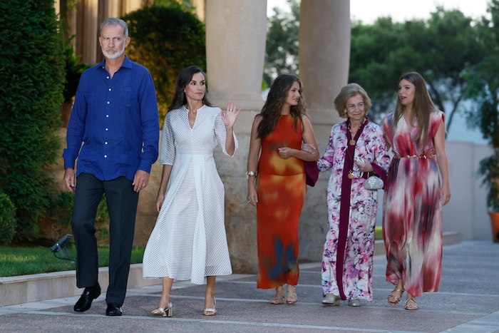 König Felipe VI., Königin Letizia sowie die Prinzessinnen Leonor und Sofía zeigen sich gemeinsam ...
