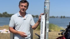 Hards Bürgermeister Martin Staudinger bei einer der neuen Pfandstationen. 