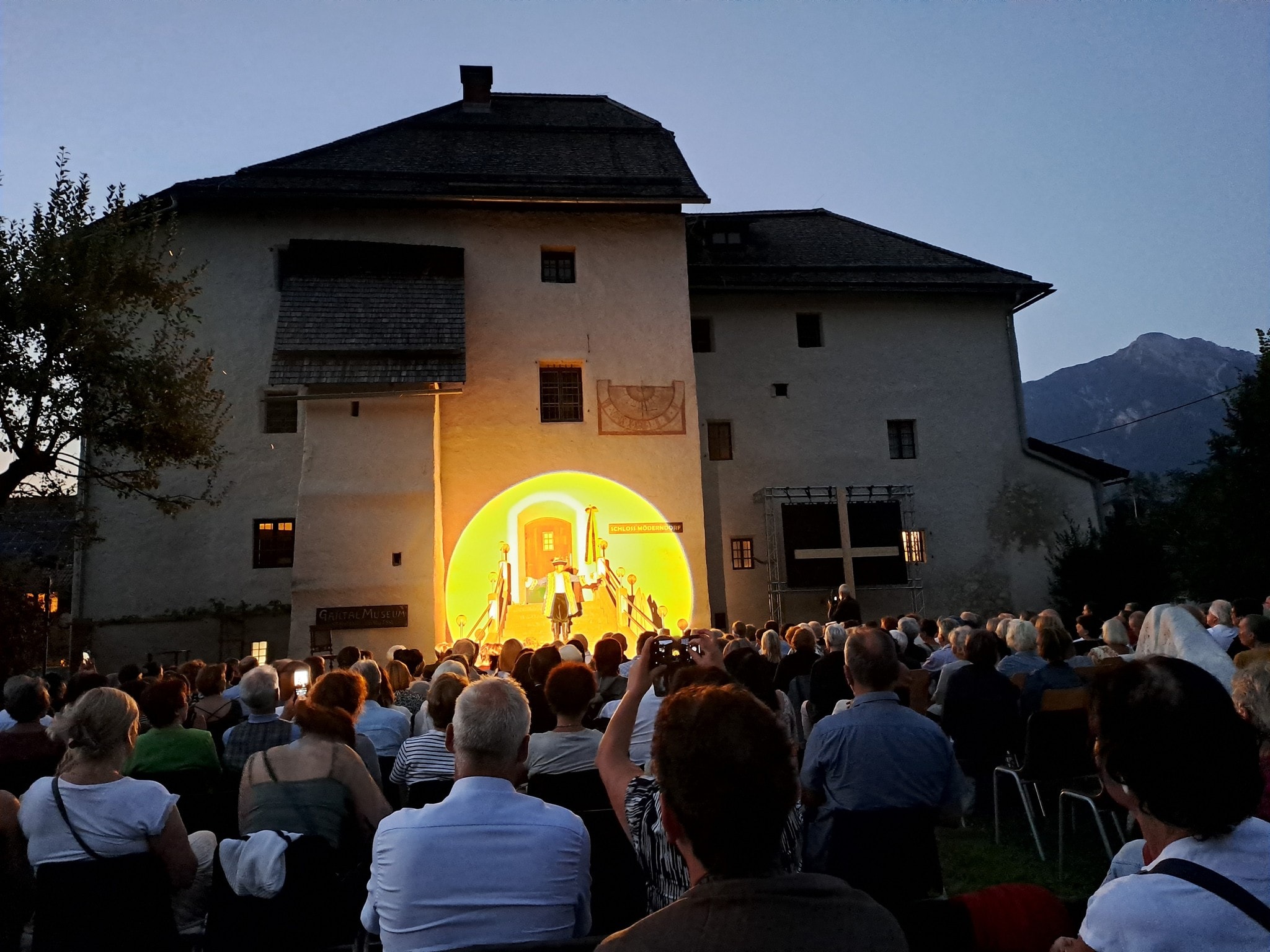 Idyllisch: Das Schloss Möderndorf stand1485, als der Bischof und sein Sekretär durch das Tal ...