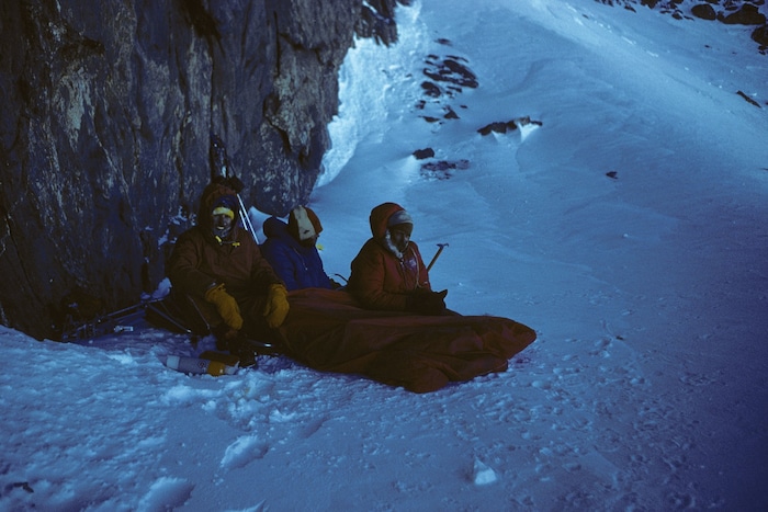 Eisiges Biwak rund einhundert Meter unterhalb des Nanga Parbat-Gipfels.