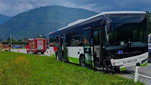 Sowohl der Bus als auch das Auto wurden bei dem Unfall beschädigt.