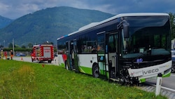 Sowohl der Bus als auch das Auto wurden bei dem Unfall beschädigt.