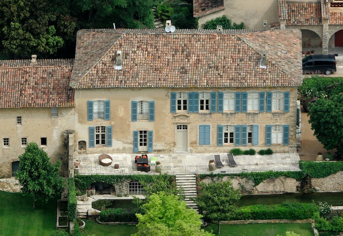 Angelina Jolie und Brad Pitt kauften 2008 das abgeschiedene Weingut Château Miraval in ...