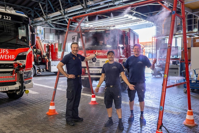 Premiere! Erstmals wird ein Sprühnebel aus diesem Bogen, den die Berufsfeuerwehr gebaut hat, die ...