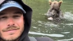 Der Grizzly verspeiste direkt neben dem Fischerboot einen Lachs.