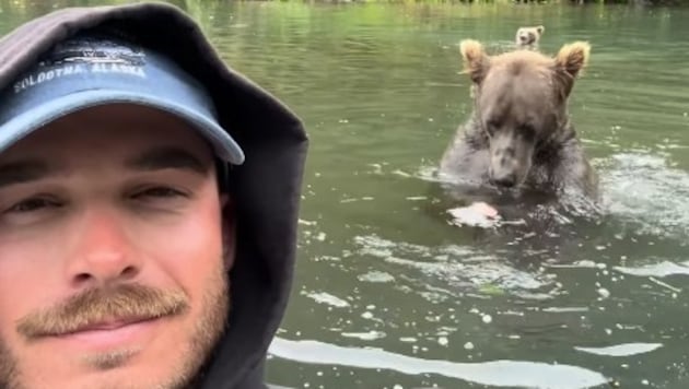 Der Grizzly verspeiste direkt neben dem Fischerboot einen Lachs.