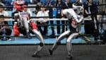 Humanoide Roboter des chinesischen Herstellers Unitree liefern sich einen Boxkampf.