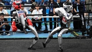 Humanoide Roboter des chinesischen Herstellers Unitree liefern sich einen Boxkampf.