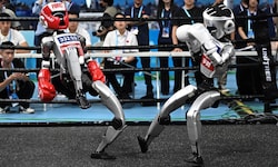 Humanoide Roboter des chinesischen Herstellers Unitree liefern sich einen Boxkampf.