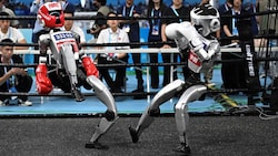 Humanoide Roboter des chinesischen Herstellers Unitree liefern sich einen Boxkampf.