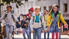 WERDE ZUM SCHULWEG-PROFI! Unsere beiden Schulweg-Profis zeigen dir, worauf du auf deinem Weg zur ...