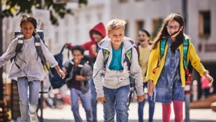 WERDE ZUM SCHULWEG-PROFI! Unsere beiden Schulweg-Profis zeigen dir, worauf du auf deinem Weg zur ...