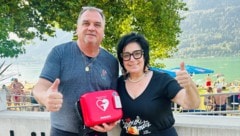 Michael und Michaela Kopeinig, die Pächter des bikebeach, mit Defibrillator