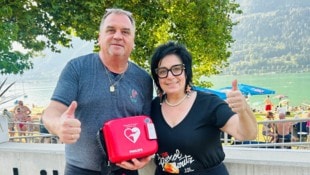 Michael und Michaela Kopeinig, die Pächter des bikebeach, mit Defibrillator