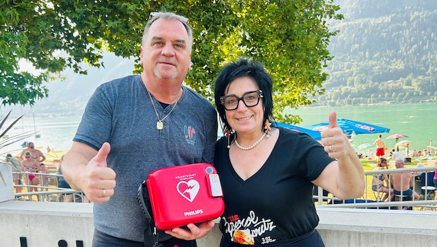 Michael und Michaela Kopeinig, die Pächter des bikebeach, mit Defibrillator