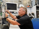 Früher reparierte Wolfgang Ebner Autoradios und Röhren-TVs oder stellte Antennen auf Häusern ...