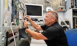Früher reparierte Wolfgang Ebner Autoradios und Röhren-TVs oder stellte Antennen auf Häusern ...