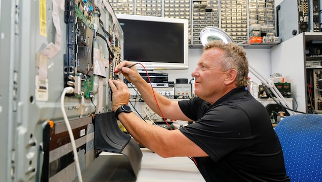 Früher reparierte Wolfgang Ebner Autoradios und Röhren-TVs oder stellte Antennen auf Häusern ...