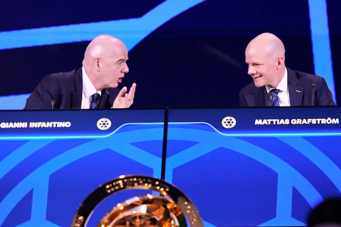 Gianni Infantino (li.) und Mattias Grafström