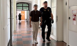 Der Angeklagte (l.) sitzt seit dem Vorfall in Untersuchungshaft.