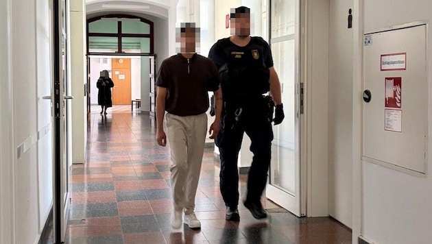 Der Angeklagte (l.) sitzt seit dem Vorfall in Untersuchungshaft.