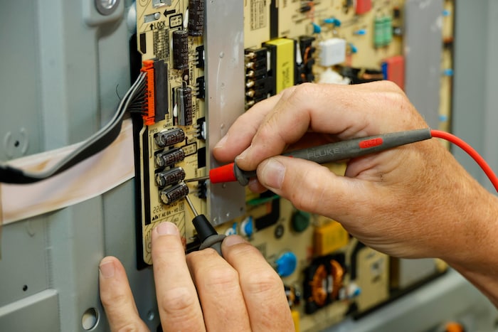 Ruhige Hände sind beim Reparieren gefragt.