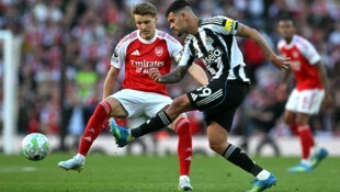 Bruno Guimaraes (r.) wechselt zum FC Arsenal.