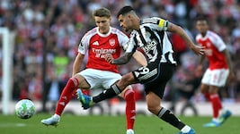 Bruno Guimaraes (r.) wechselt zum FC Arsenal.