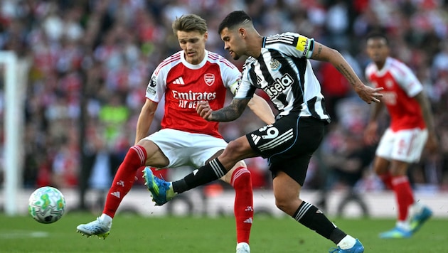 Bruno Guimaraes (r.) wechselt zum FC Arsenal.
